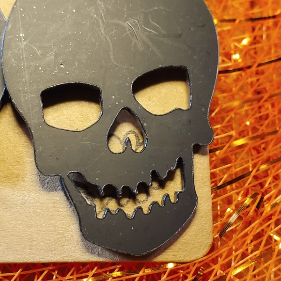 1.5inches of Scary Skull Earrings - Picture 1 of 3